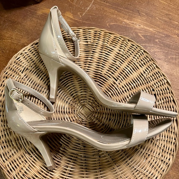Bandolino Nude Patent Versatile Madia Open-Toe Ankle Strap Stiletto Sandals - Picture 2 of 9